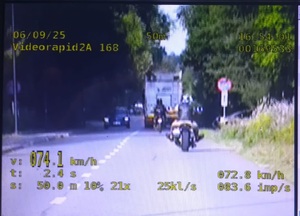 zdjęcie z videorejestratora  Videorapid 2A z dnia 6 września  2025 roku z widokiem prędkości motocyklisty, w tle samochód ciężarowy, osobowy i motocykl