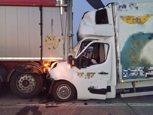 Bus Renault i naczepa ciężarówki marki DAF po kolizji na drodze 812 w Korolówce