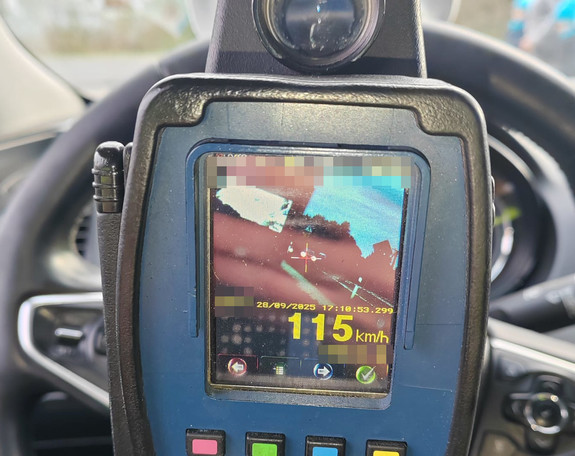 zdjęcie z miernika prędkości, które wskazuje na prędkość 115 km/h