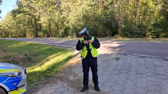 policjant z miernikiem prędkości