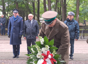 Komendanci składają wieniec