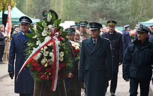 Przedstawiciele służb składają wieniec