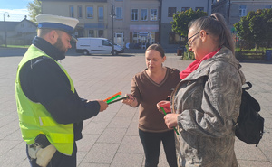 policjant wręcza odblaski