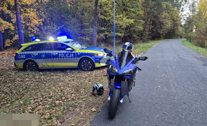 motocykl w tle radiowóz