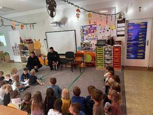 policjanci prowadzą pogadankę z dziećmi