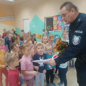 dzielnicowy prezentuje sprzęt służbowy