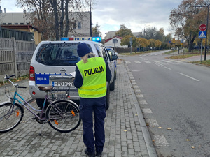policjantka wykonuje czynności na miejscu zdarzenia