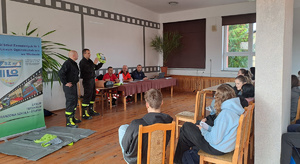 prelegenci i młodzież na debacie