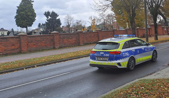 radiowóz w pobliżu cmentarza