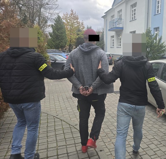 policjanci kryminalni prowadzą zatrzymanego