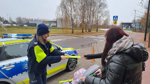 policjantka wręcza odblaski