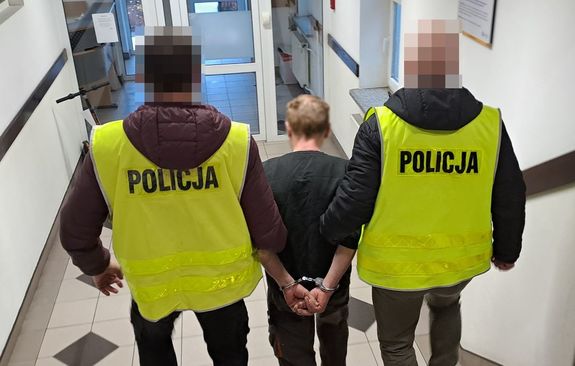 policjanci prowadzą zatrzymanego