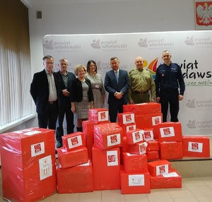 Darczyńcy akcji Szlachetna Paczka we Włodawie - na zdjęciu wśród innych darczyńców  znajduje się podinspektor Andrzej Kowalski - I Zastępca Komendanta Powiatowego Policji we Włodawie