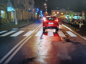 samochód osobowy na jezdni