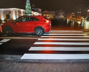 samochód osobowy na jezdni