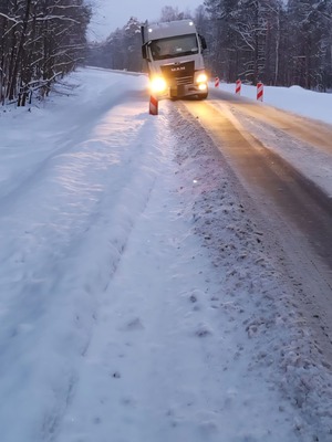 Tir zjechał z drogi na śliskiej nawierzchni
