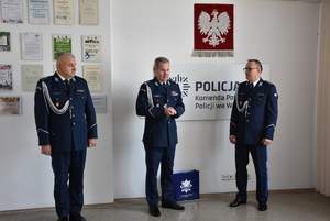 Inspektor Andrzej Mioduna, nadkomisarz Grzegorz Kuter, nadkomisarz Mariusz Kawalerski podczas uroczystej zbiórki związanej ze zmianą na stanowisku Komendanta Powiatowego Policji we Włodawie
