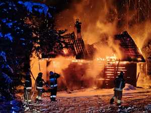 Zdjęcie przedstawiające akcje gaśniczą drewnianego domku na terenie gminy Hańsk