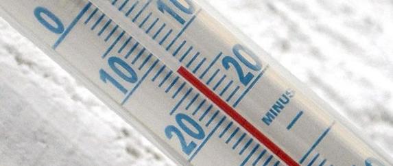 Zdjęcie przedstawiające termometr z niska temperaturą