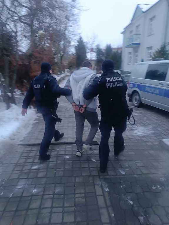 Zdjęcie przedstawiające policjantów w trakcie realizacji doprowadzenia osoby tymczasowo aresztowanej do zakładu karnego