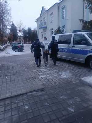 Zdjęcie przedstawiające policjantów podczas doprowadzenia