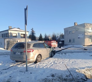 Kolizja na ulicy Lubelskiej we Włodawie - uszkodzony ford mondeo i latarnia