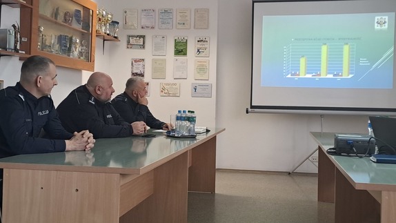 Zdjęcie przedstawiające funkcjonariuszy podczas odprawy