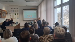 Zdjęcie ukazujące pracowników Policji oraz policjantów zgromadzonych na sali narad