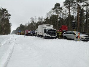 zdjęcie pojazdów uczestniczących w zdarzeniu drogowym oraz służb udzielających pomocy