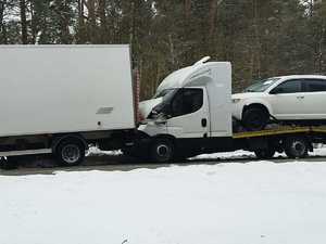 zdjęcie pojazdów i służb na miejscu zdarzenia