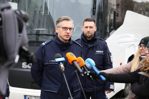 Policjanci podczas konferencji prasowej dotyczącej rozpoczynających się ferii zimowych
