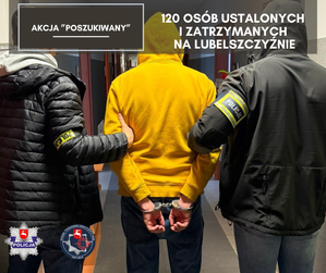 Dwóch nieumundurowanych policjantów z opaskami na kurtkach z napisem Policja prowadzi zatrzymanego mężczyznę, który ma żółtą kurtkę i założone kajdanki na rękach