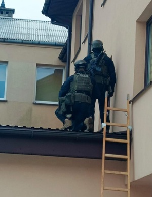 Trzech policjantów  podczas siłowego wejścia do mieszkania we  Włodawie