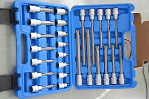 zdjęcie walizki zawierającej części do piły elektrycznej