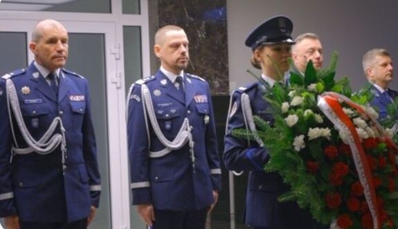 Pamiętamy o poległych policjantach - zdjęcia z obchodów rocznicy przed Tablicą Pamięci.