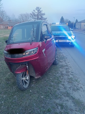Zdjęcie przedstawiające kontrolowany pojazd, którym kierował mężczyzna znajdujący się w stanie nietrzeźwości i na zakazie.