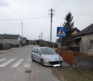 zdjęcie przedstawiające pojazd zaparkowany na chodniku