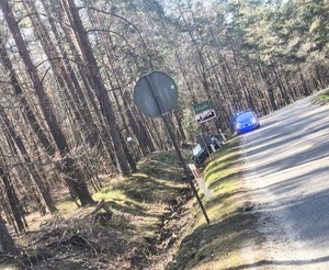 Rozbita Skoda po dachowaniu pod Lubieniem