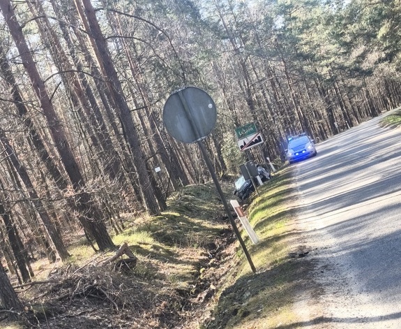 Rozbita Skoda po dachowaniu pod Lubieniem