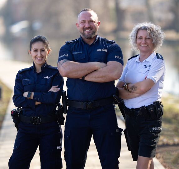 Trójka policjantów  - dwie kobiety i mężczyzna