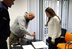 Policjanci na konkursie czytelniczym pokazują wybrane techniki kryminalistyczne
