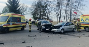 zdjęcie przedstawiające miejsce wypadku- 2 auta osobowe oraz służby udzielające pomocy