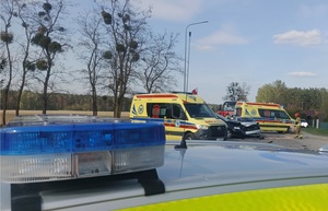 zdjęcie przedstawiające skrzyżowanie na którym doszło do zderzenia oraz pojazdy służb ratowniczych