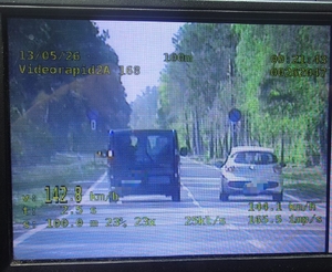 Zdjęcie przedstawiające pojazd podczas dokonania pomiaru gdy poruszał sie z prędkością 146 km/h