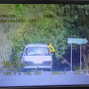 Zdjęcie przedstawiające pojazd poruszający się z prędkością ponad 100 km/h w terenie zabudowanym