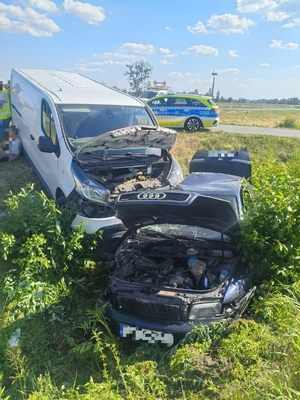 zdjęcie przedstawia dwa pojazdy uczestniczące w zdarzeniu oraz uszkodzenia jakie powstały