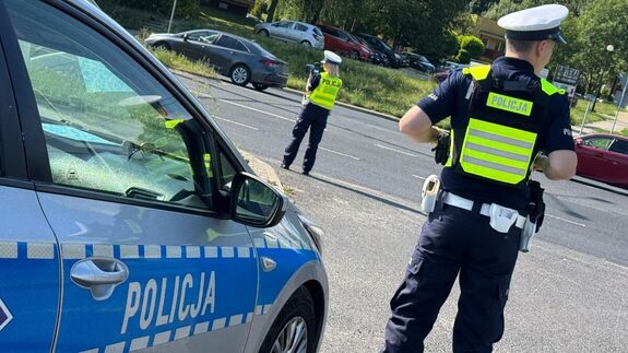 Policjanci  ruchu drogowego podczas ogólnopolskich działań Prędkość