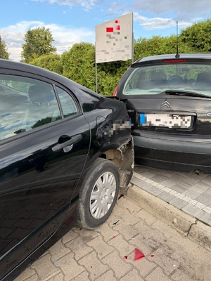 Na zdjęciu widoczne są dwa samochody uczestniczące w zdarzeniu
