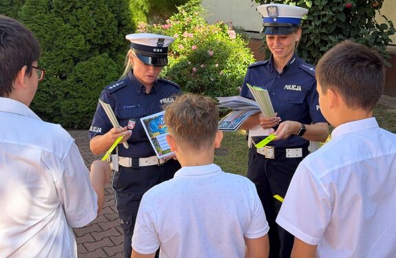 "Bezpieczna droga do szkoły" na Lubelszczyźnie dwie policjantki rozdają odblaski młodzieży