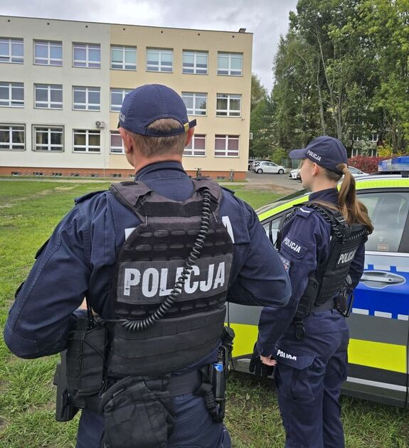 Policjanci czuwają nad bezpieczeństwem w rejonach placówek oświatowych